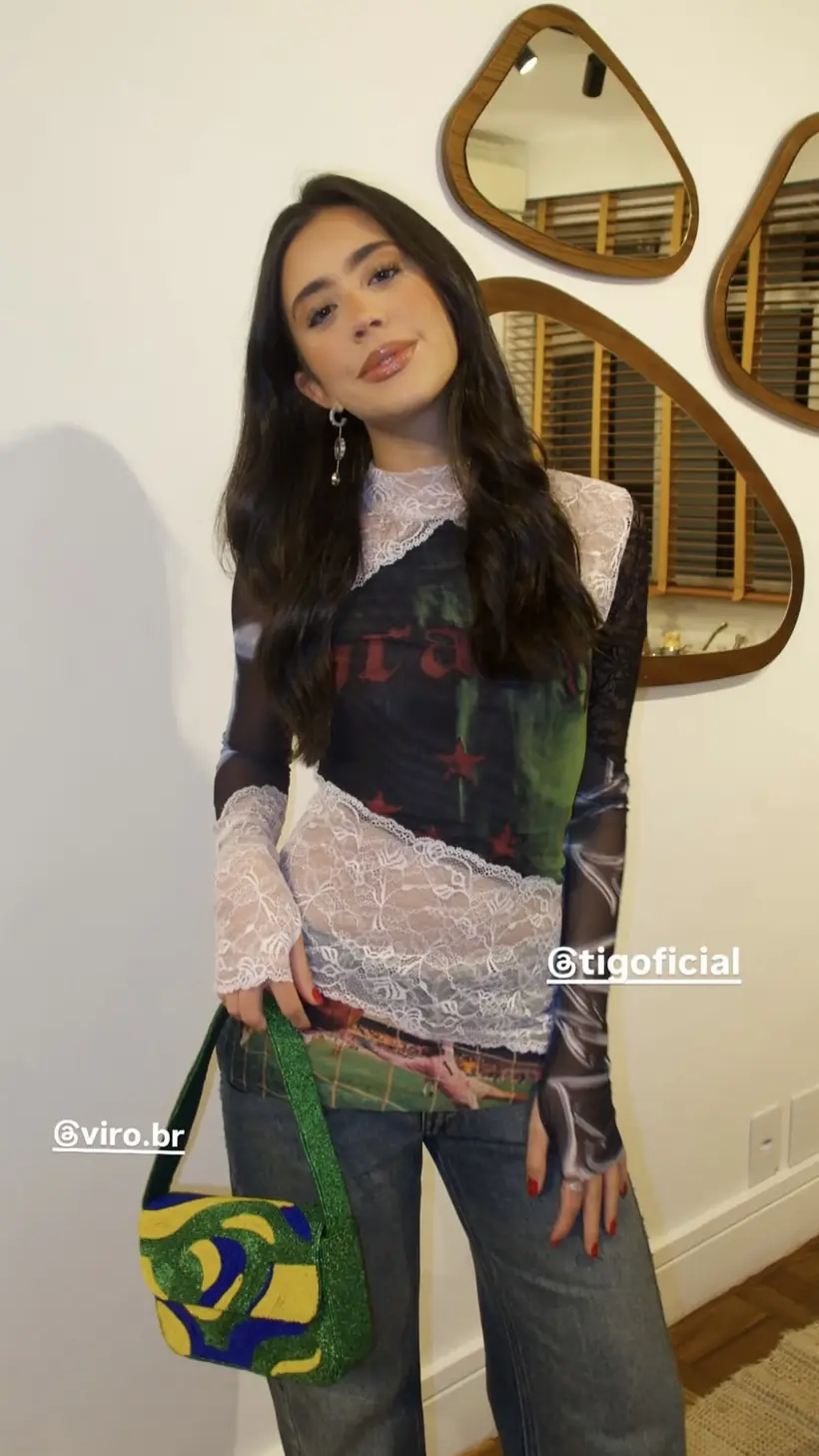 Mari Hofke usando uma peça VIRO